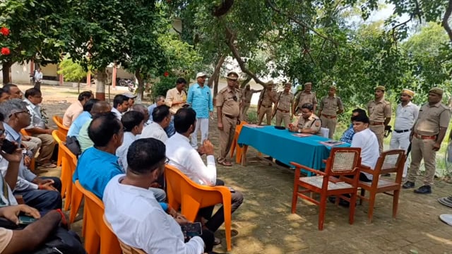 DM व SP ने थाना त्रिलोकपुर पर आयोजित थाना समाधान दिवस पर सुनी जनता की समस्या ।