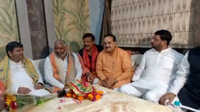 मथुरा में परिवहन मंत्री दयाशंकर पहुंचे भाजपाइयों ने किया चांदी का मुकुट पहनाकर स्वागत ओवरलोडिंग सख्त कार्रवाई केदिए आदेश