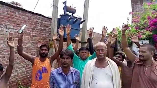 विद्युत विभाग की लापरवाही आई सामने 1 दर्जन से अधिक ग्रामीणों ने किया प्रदर्शन