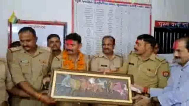 गुरसरांय थाने में पदस्थ उपनिरीक्षक को एस०ओ०जी० प्रभारी बनने पर दी गई भावभीनी विदाई