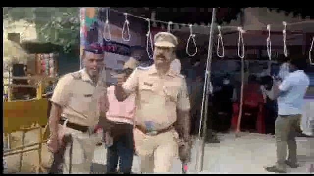 छत्रपती शिवाजी महाराज चौक येथे माजी गृहराज्यमंत्री संजय बनसोडे यांचा ताफा पत्रकारांनी अडवला