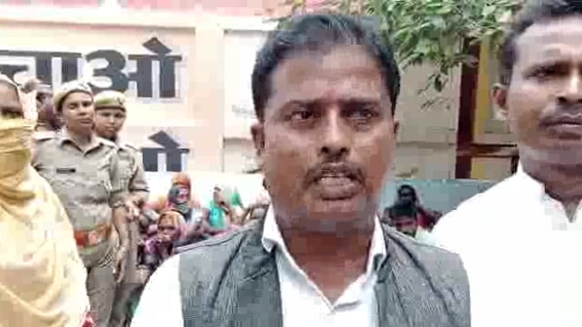 रायबरेली पुलिस अधीक्षक कार्यालय पर ग्रामीणों का जोरदार प्रदर्शन। ग्राम प्रधान की गिरफ्तारी के विरोध में पुलिस के खिलाफ।