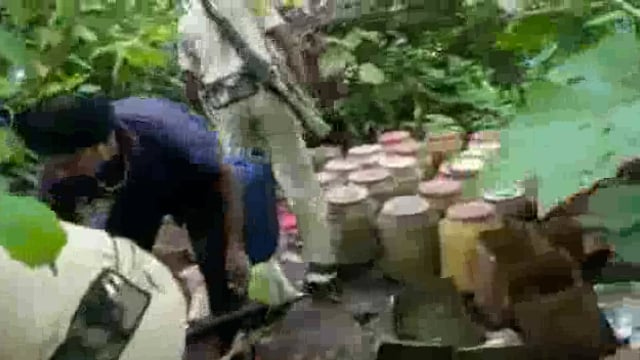 धरहरा थाना क्षेत्र के बरमन्नी जंगलों में 135 लीटर शराब के साथ 22 भट्ठियां ध्वस्त
