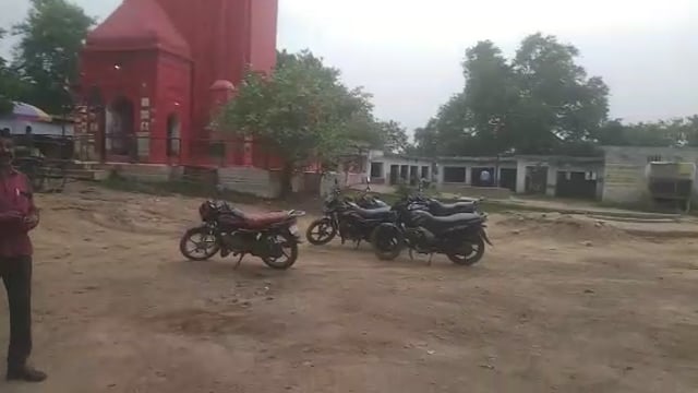 सिद्ध पीठ बाबा बालेश्वर नाथ मंदिर पर कजरी तीज को लेकर एडियो पंचायत के निर्देश पर की गई सफाई