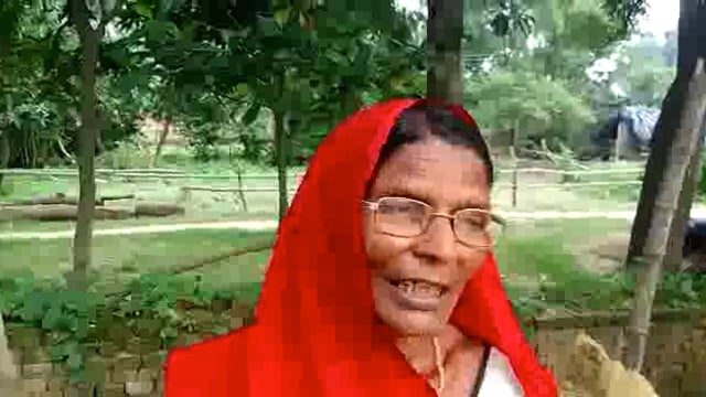  बस्ती विकासखंड परसरामपुर ग्राम पंचायत ठाकुरपुर गांव चिरई खड़वा मे चंदे से बने मकान में गरीब रुखमणी देवी का परिवार   