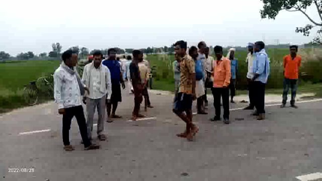 अनियंत्रित तेज रफ्तार पिकअप बाइक में टक्कर मारते हुए खाईं में जाकर पलटी।बाइक सवार दो की हालत गंभीर।