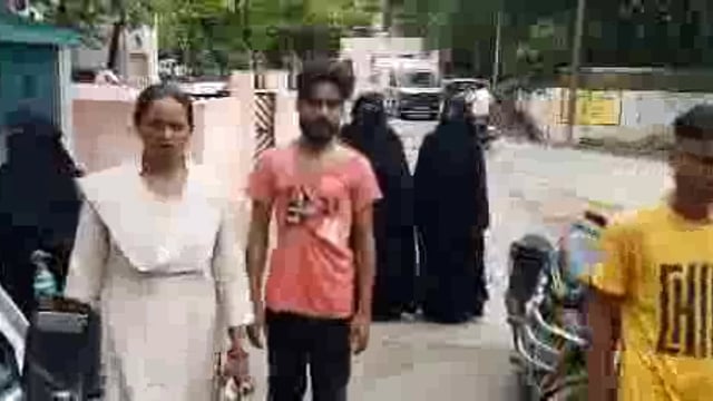 देवर ने घर मे घुस कर भाभी व भतीजियों से की मार पीट जांच  के लिए पहुचे अस्पताल #मारपीट #देवर