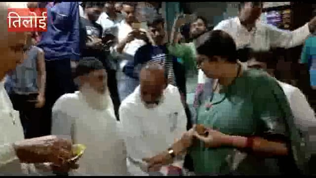 अमेठी सांसद स्मृति ईरानी जायस में रुक कर होटल पर पिया चाय व स्थानीय लोगों से जाना क्षेत्र का हाल लोगो ने की 