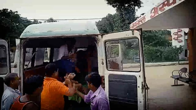 नकसोसा गांव के समीप बाइक के धक्के से एक महिला सहित दो बाइक सवार गंभीर रूप से हुए भागलपुर रेफर