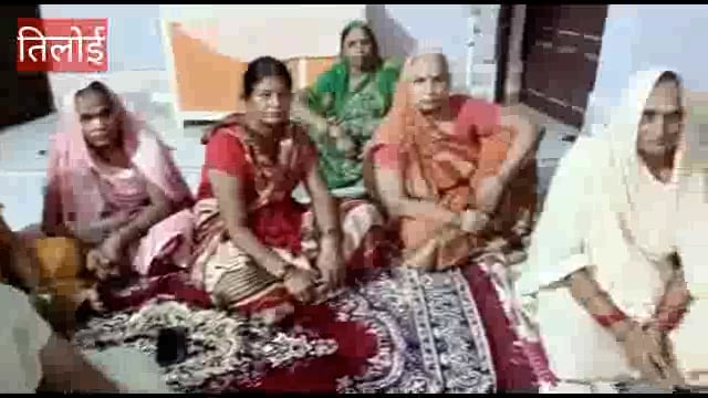 केंद्रीय मंत्री स्मृति ईरानी  पूर्व मंडल अध्यक्ष गंगा जयसवाल के घर पहुंचकर उनके चित्र पर पुष्पांजलि अर्पित किया