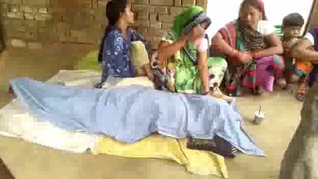 लखीमपुर खीरी (यूपी) खेत से घर वापस आ रहे युवक पर आवारा सांड ने किया हमला मौके पर हुई मौत