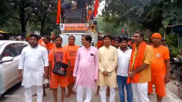 सैकड़ों की संख्या में कांवरियों का जत्था जल भरने के लिए रवाना।भाजपा नेता प्रभात साहू ने कांवरियों को अंगवस्त्र भेंट किया