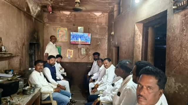 माजी आमदार सुधाकर भालेराव यांनी पंतप्रधान नरेंद्र मोदी यांच्या कार्यक्रमाचा घेतला टीव्ही समोर बसून आनंद