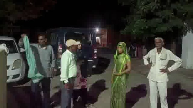 जैसवा गांव में दो  विवाहताओ को मारपीट कर घर से निकाला