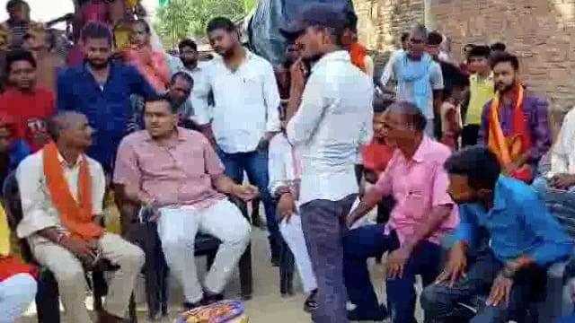 बहराइच यूपी पीड़ितो से मिलने पहुंचे विधायक प्रतिनिधि  आलोक जिंदल* बलहा विधान सभा के विधायक प्रतिनिधि आलोक जिंदल अपने समर