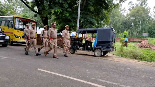 जनपद के कपिलवस्तु पुलिस ने कस्बे में किया फ़्लैग मार्च