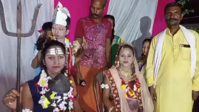 जनपदबहराइच शिवपुर ब्लाक क्षेत्र अंतर्गत मुरावन पुरवा बड़ी ही धूमधाम के साथ छोटे-छोटे बच्चों द्वारा प्रस्तुत की गई झांकि