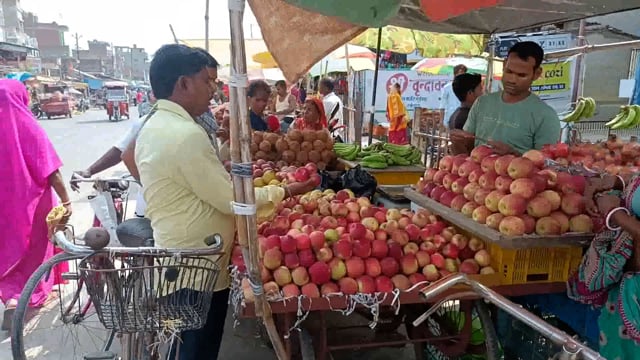 तीज और चक चंदा पर्व को लेकर सूर्यगढ़ा बाजार में खरीददारों की दिखी भीड़