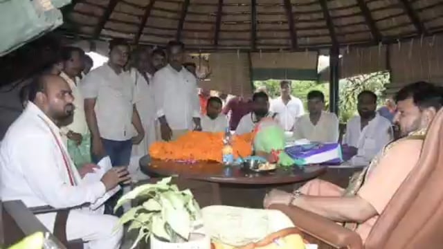 नवाबगंज जनता दर्शन के दौरान सांसद कैसरगंज बृजभूषण शरण सिंह ने लोगों की सुनी समस्याएं