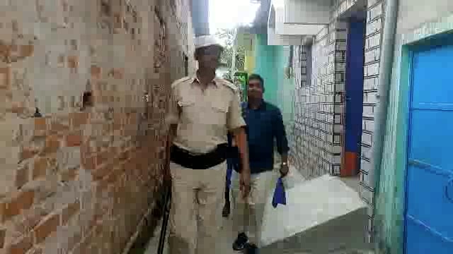 आमैया और बैजलपुर में फरार आरोपी के घर पुलिस ने ढोल बजाकर चिपकाया इस्तेहार।