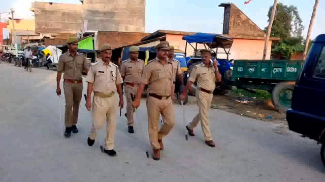 आगामी त्योहारों को शांतिपूर्वक मनाएं मिठौवा मैं पैदल गश्त के दौरान थाना अध्यक्ष मिश्रौलिया घनश्याम सिंह ।