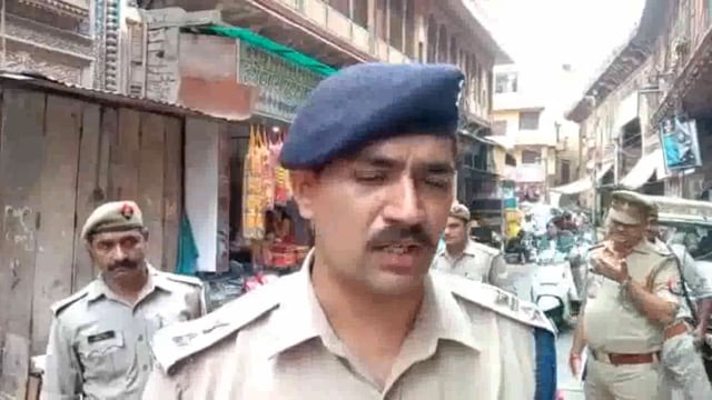 एसएसपी मथुरा द्वारकाधीश मंदिर पहुंचने पर की परखी व्यवस्थाएं कंट्रोल रूम बनाने एंव रुट डायवर्ट करने के दिए आदेश