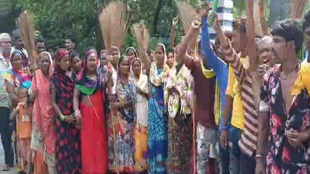 हिलसा नगर परिषद के सफाई कर्मीयो ने वेमियादी हड़ताल शुरू के साथ किया आक्रोशपूर्ण प्रदर्शन