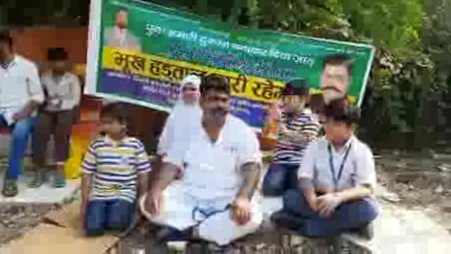 मुनव्वर मुर्गा अपने बच्चों के साथ बैठा धरने पर तभी आई पुलिस ले गई थाने मुर्गा ने कहा हो रहा अन्याय #मुर्गा