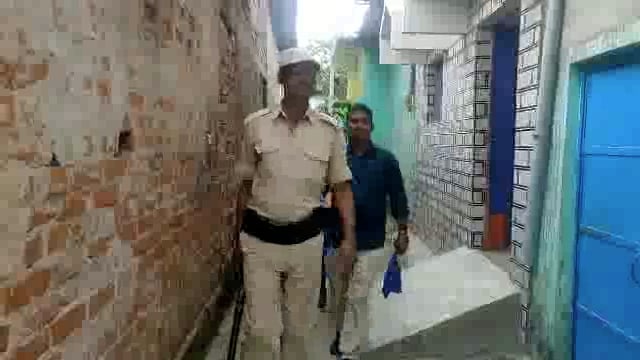 आमैया और बैजलपुर में फरार आरोपी के घर पुलिस ने ढोल बजाकर चिपकाया इस्तेहार।