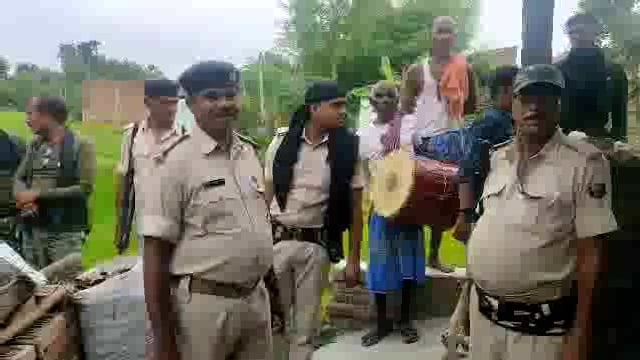 आमैया और बैजलपुर में फरार आरोपी के घर पुलिस ने ढोल बजाकर चिपकाया इस्तेहार।