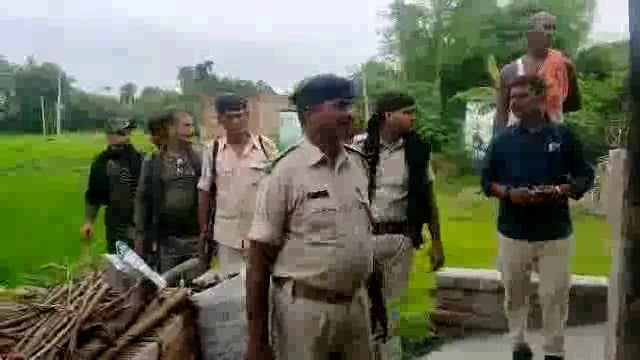 आमैया और बैजलपुर में फरार आरोपी के घर पुलिस ने ढोल बजाकर चिपकाया इस्तेहार।