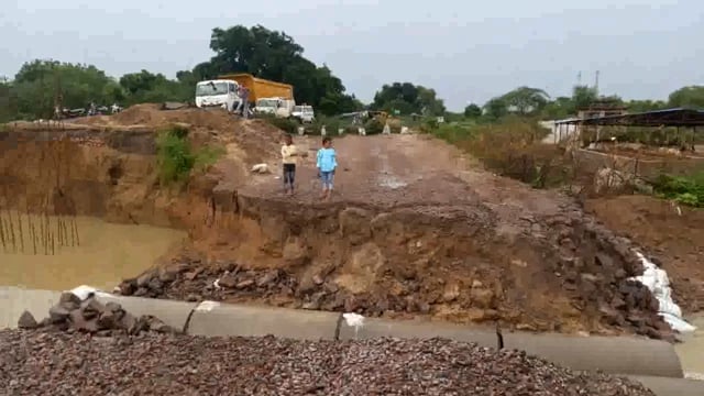 दखनेश्वर में अस्थायी रूप से बनाया गया संपर्क मार्ग पानी के तेज बहाव के चलते कटा आबगमन हुआ ठप