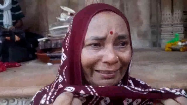 वृंदावन बांके बिहारी में प्रयागराज से आयी श्रद्धालुओं को दर्शन ना मिलने पर फूट फूट कर रोई प्राण त्यागने की बात कही