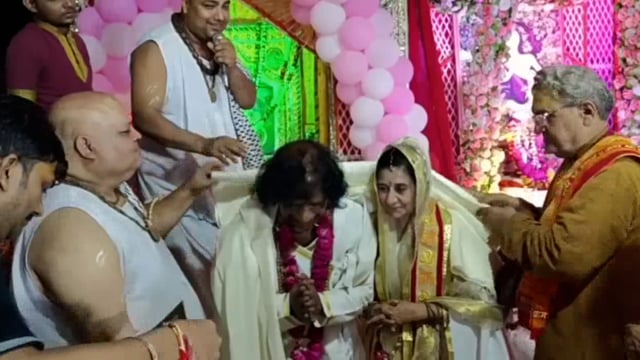 वृंदावन राधा प्रसाद धाम में स्वामी श्री हरिदास जी का 542 वे आविर्भाव महोत्सव में स्वामी हरिदास की रचित पद गाये