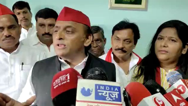 औरैया के बिधूना पहुँचे सपा अद्यक्ष अखिलेश यादव ने कहा:ट्विन टावर की तरह अन्य अवैध बिल्डिंग पर भी बारूद लगाए