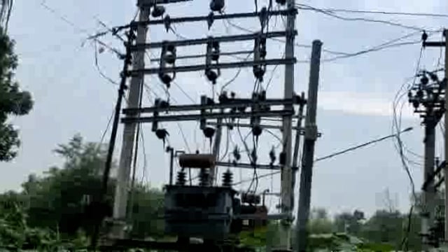 खिरियावा में ट्रांसफर जलने से छाया अंधेरा,लोगों को हो रही है परेशानी