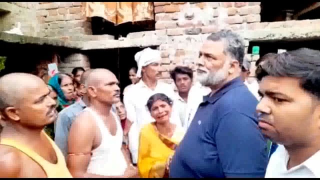 किशोर की हत्या में बाद परिजनों से मिलने पहुंचे जाप सुप्रीमों पप्पू यादव 