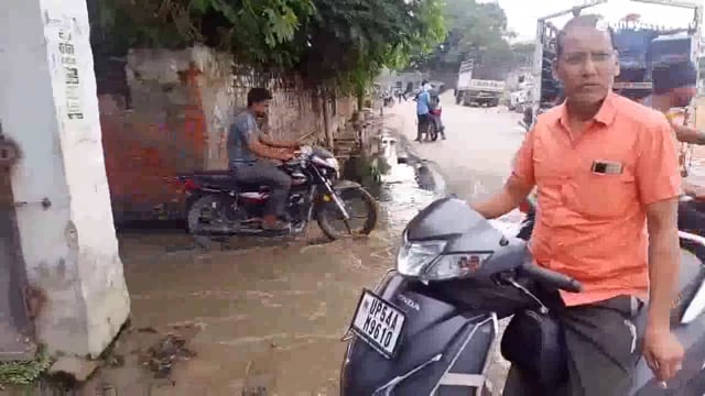 नाली की जाम होने से आने जाने वाले लोगों को होती है परेशानी