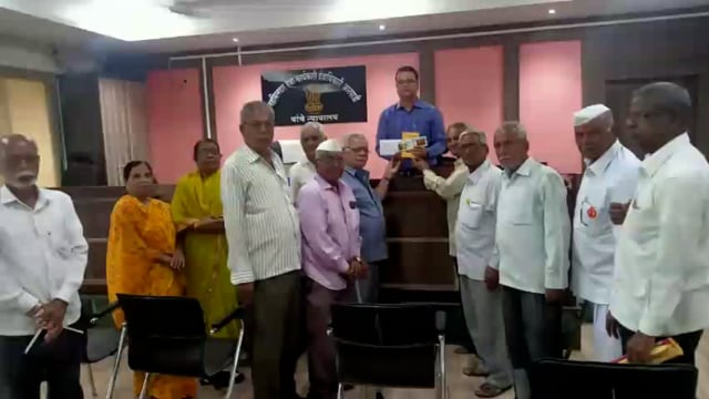 आटपाडी तालुका सुकानू ज्येष्ठ नागरिक संघ च्या वतीने ज्येष्ठ नागरिकांच्या विविध मागण्यांचे निवेदन तहसीलदार यांना दिले


