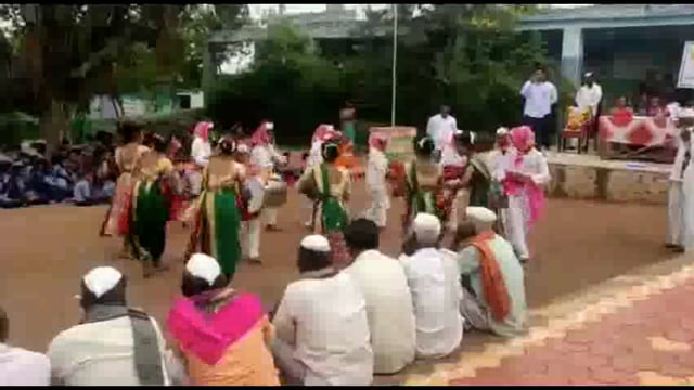 गोमेवाडीत ग्रामीण स्त्री शक्ती संस्थे मार्फत      विद्यार्थाना शालेय किट वाटप 