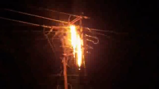 पीडब्ल्यूडी आफिस के पास शार्ट सर्किट से विधुत पोल में लगी आग 