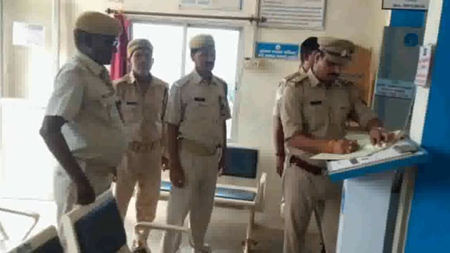 बढ़ते साइबर अपराध को देखते हुए मिश्रौलिया पुलिस द्वारा थाना क्षेत्र में पढ़ने वाले बैंक ग्राहक सेवा केंद्र ATM की गहनता 