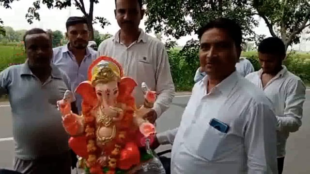 मथुरा अलीगढ़ के बॉर्डर पर शिवाला खुर्द में गणेश चतुर्थी के मौके पर निकाली गणेश शोभायात्रा देवालय में की मूर्ति स्थापना
