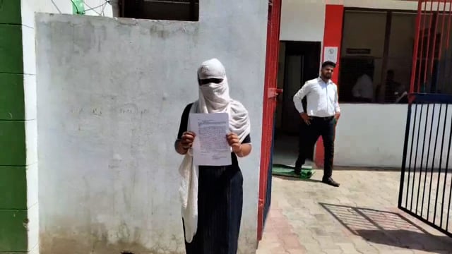 युवती ने घर में घुसकर मारपीट करने एवं छेड़छाड़ करने का लगाया आरोप क्षेत्राधिकारी छाता से की शिकायत।