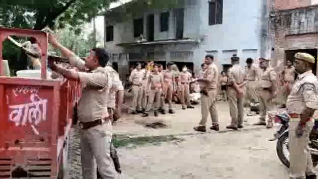 औरैया की दिबियापुर पुलिस ने हत्या के मामले में वांछित अभियुक्त की संपत्ति को किया कुर्क।