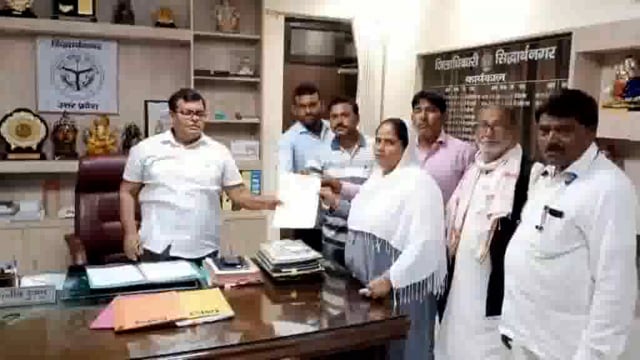 जनपद को सुखा ग्रस्त घोषित करने के लिए डुमरियागंज विधायक सैय्यदा  खातून ने DM संजीव रंजन को सौपा ज्ञापन ।