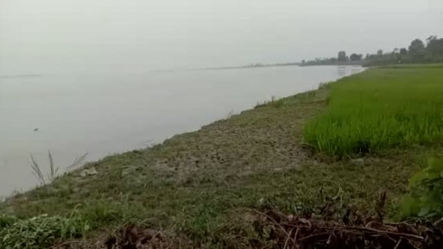 मिहींपुरवा विकासखंड क्षेत्र अंतर्गत मेवा लाल पुरवा में घाघरा की कटान हुई तेज, अपने ही आशियाने तोड़ने को मजबूर ग्रामीण