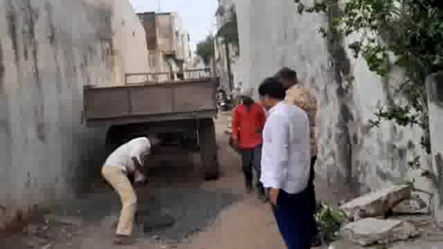 गणेशोत्सवाच्या पार्श्वभूमीवर नागरपरिषदेने शहरातील रस्त्यावरील खड्डे बुजविण्याचे काम केले सुरू