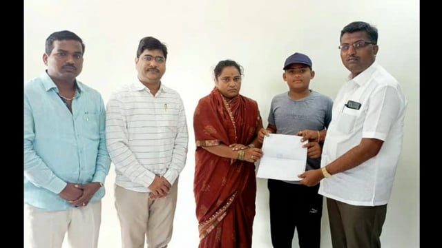 कटोरेवाडी येथील दत्तात्रेय कटरे यांच्या कुटुंबीयांना जीवन विम्याचे पैसे प्रदान