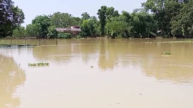 सीजन की पहली बाढ़ में जनपद बहराइच शिवपुर ब्लाक क्षेत्र अंतर्गत कई जगहों पर रोड के ऊपर चल रहा पानी